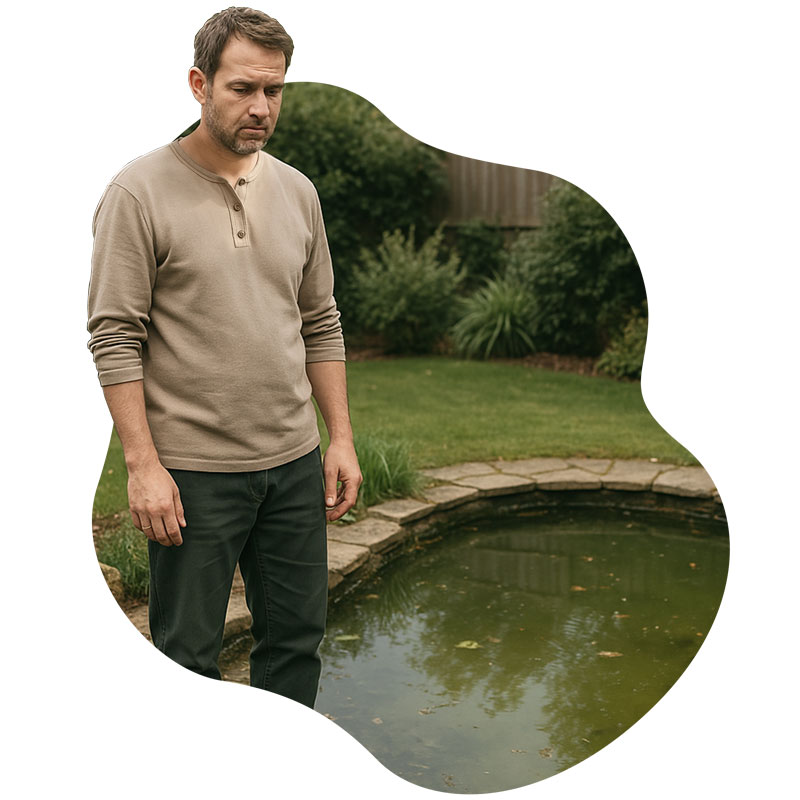 Teich mit Algen und frustriertem Mann